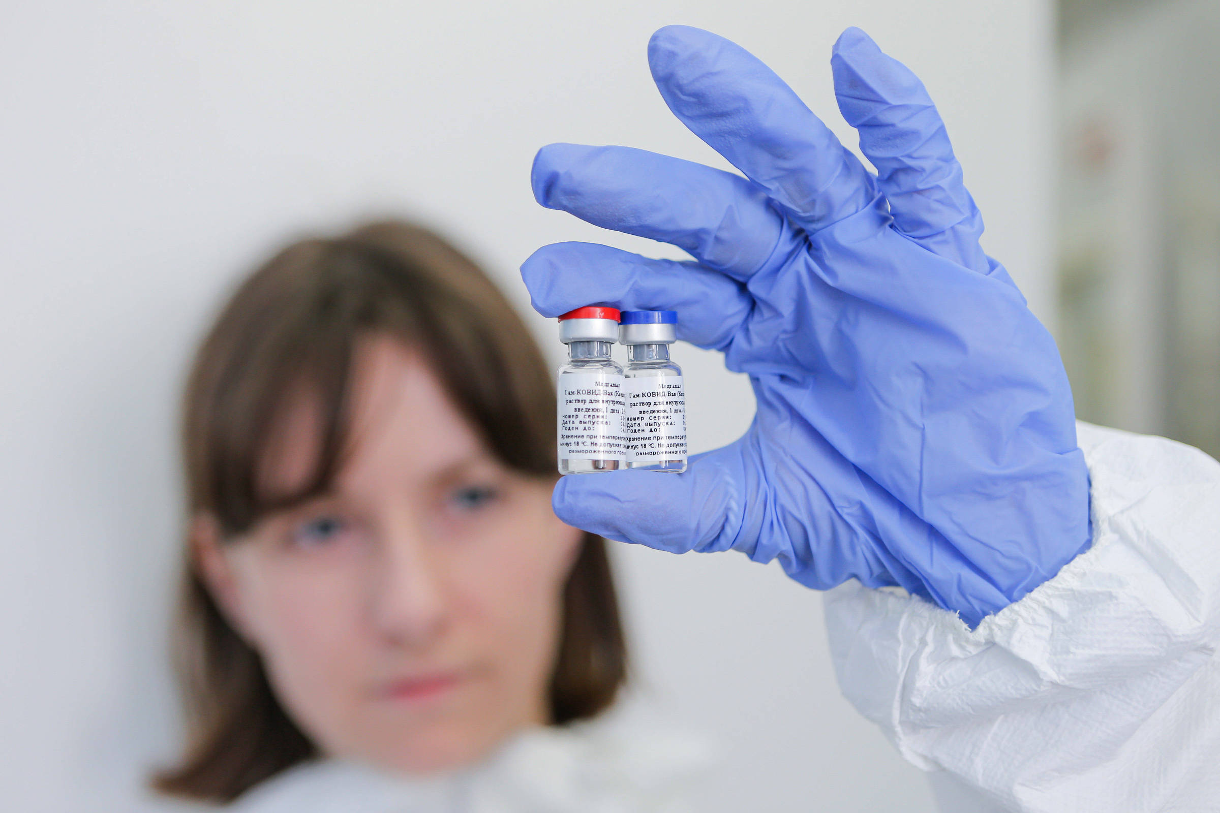 Um dia após anúncio de vacina, Rússia altera dados sobre testes em base internacional